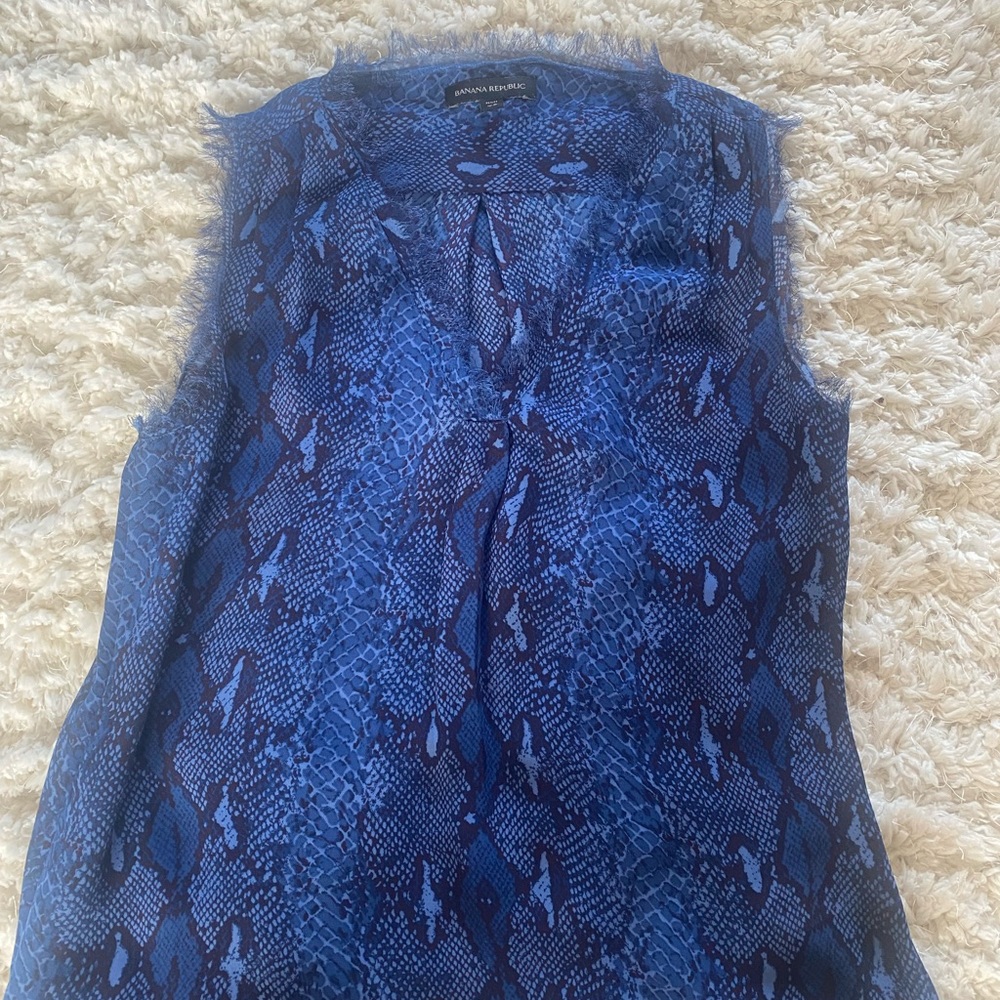 Banana Republic XS Petite Blue Sleeveless v neck blouse snakeskin print